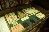 卒業文集や自作の手紙入れ、カレンダーなど少年期の創作物。