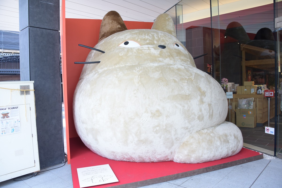 1階に鎮座するコニャラ大仏。