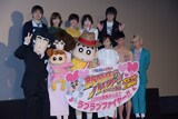 「映画クレヨンしんちゃん 新婚旅行ハリケーン ～失われたひろし～」の公開記念舞台挨拶にて、前列左から野原ひろし、みさえ、ひまわり、しんのすけ、木南晴夏、小島よしお、りゅうちぇる。後列左から橋本昌和監督、こおろぎさとみ、小林由美子、ならはしみき、森川智之。
