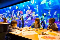 「チームラボ 学ぶ！未来の遊園地」内の「お絵かき水族館」イメージ。