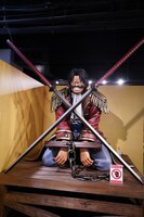 ゴール・D・ロジャーの立像。