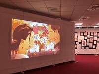 展示の様子。窪之内が手掛けた過去の映像作品を上映。