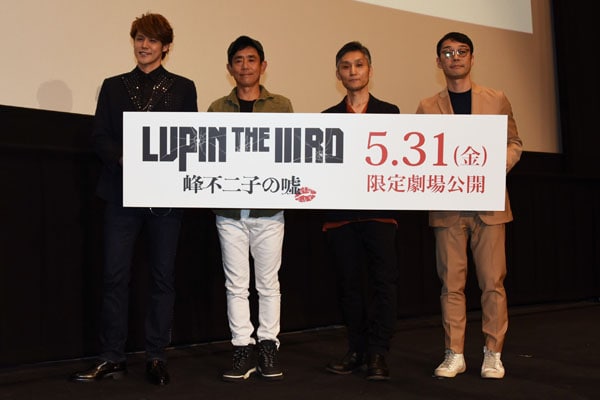 フォトセッションの様子。左から宮野真守、栗田貫一、小池健監督、浄園祐プロデューサー。