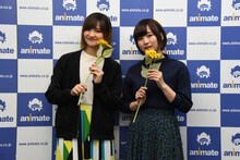 左から小市眞琴、花守ゆみり。