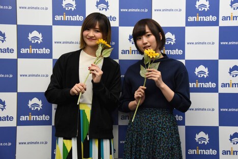 左から小市眞琴、花守ゆみり。