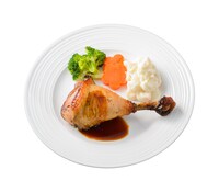 「プリズムストーン ノンシュガーカフェ」のメニュー「ウホホ！ペッパーたっぷり骨付き肉！」。