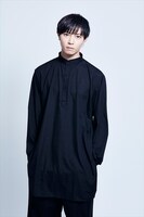 ギーヴ役の山田ジェームス武。