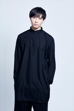 ギーヴ役の山田ジェームス武。