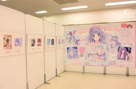 槙ようこのデビュー20周年記念展示ブースの様子。