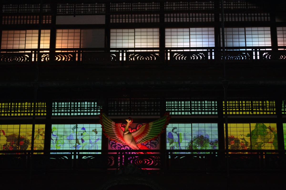 プロジェクションマッピング「道後温泉×ネイキッド MESSAGE-火の鳥、到来-」の様子。