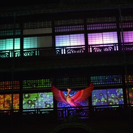 「火の鳥」が道後温泉に到来!障子を使ったプロジェクションマッピングが始動