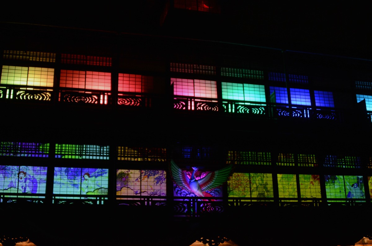 プロジェクションマッピング「道後温泉×ネイキッド MESSAGE-火の鳥、到来-」の様子。