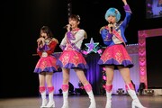 「Pripara Friendship Tour 2019 プロミス！リズム！パラダイス！」2月9日公演の模様。左からレオナ・ウェスト役の若井友希、東堂シオン役の山北早紀、ドロシー・ウェスト役の澁谷梓希。