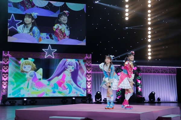 「Pripara Friendship Tour 2019 プロミス！リズム！パラダイス！」2月9日公演の模様。左から南みれぃ役の芹澤優、真中らぁら役の茜屋日海夏。