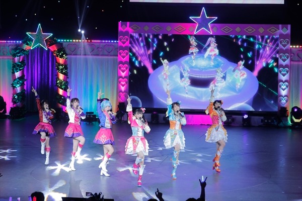 「Pripara Friendship Tour 2019 プロミス！リズム！パラダイス！」2月9日公演の模様。左からレオナ・ウェスト役の若井友希、東堂シオン役の山北早紀、ドロシー・ウェスト役の澁谷梓希。真中らぁら役の茜屋日海夏、南みれぃ役の芹澤優、北条そふぃ役の久保田未夢。