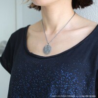 「JOJOコインネックレス（ジョルノ・ジョバァーナ）」使用イメージ。