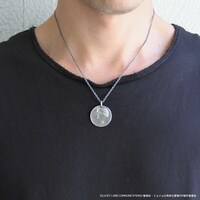 「JOJOコインネックレス（ブローノ・ブチャラティ）」使用イメージ。