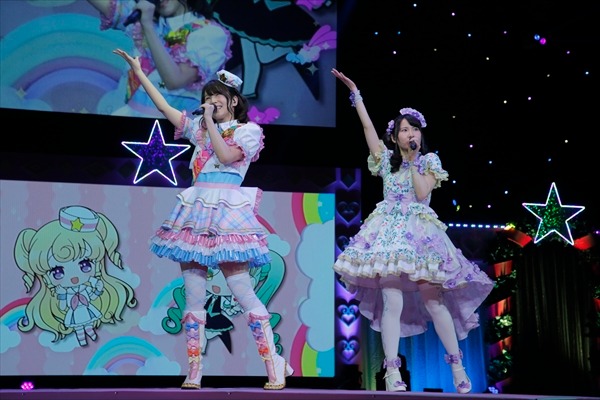 「Pripara Friendship Tour 2019 プロミス！リズム！パラダイス！」2月9日公演の模様。左から夢川ゆい役の伊達朱里紗、ファララ・ア・ラーム役の佐藤あずさ。