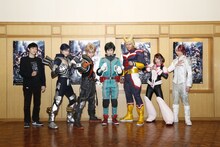 左から演出の元吉庸泰、猪野広樹、小林亮太、田村心、岩永洋昭、竹内夢、北村諒。