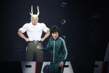 「『僕のヒーローアカデミア』The “Ultra” Stage」より。左から岩永洋昭演じるオールマイト、田村心演じる緑谷出久。