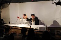 来場者と乾杯する寺田克也（右）、祖父江慎（左）。