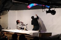 被り物のラインを起点に、顔の輪郭を描いていく寺田。