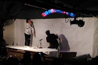 寺田は輪郭を描き上げると、口の部分にとりかかる。祖父江は「寺田さんが描いている～♪ 頭の線が最初です～♪」と歌って会場を盛り上げる。