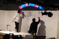 紙製マッキーの使い心地を、ペン先の絵を描いて説明する寺田。祖父江は「あっ、そこに描く……？」と苦笑い。