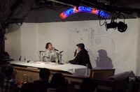 トーク中の様子。イラストの女性は肩アーマーを着けている姿に。