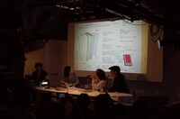 左から2番目が藤井瑶。スクリーンに写っているのが「造本プラン」。