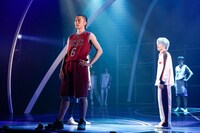 「舞台『黒子のバスケ』ULTIMATE-BLAZE」より。（撮影：引地信彦）