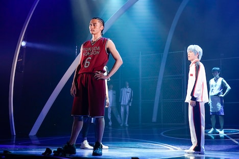 「舞台『黒子のバスケ』ULTIMATE-BLAZE」より。（撮影：引地信彦）