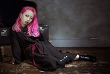 「雲雀恭弥モチーフワンピース」の着用イメージ。（着用モデル：ニーコ）