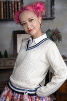 「沢田綱吉モチーフニット」の着用イメージ。（着用モデル：ニーコ）