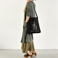 「どろろ」の2Wayショルダートートの使用イメージ。