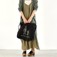 「どろろ」の2Wayショルダートートの使用イメージ。