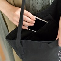 「どろろ」の2Wayショルダートートの使用イメージ。