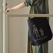 「どろろ」の2Wayショルダートートの使用イメージ。