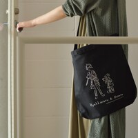 「どろろ」の2Wayショルダートートの使用イメージ。