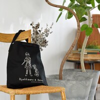 「どろろ」の2Wayショルダートートの使用イメージ。