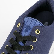 Knightsモデルのスニーカー。