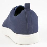 Knightsモデルのスニーカー。