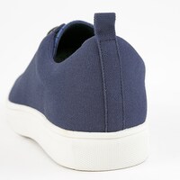 Knightsモデルのスニーカー。