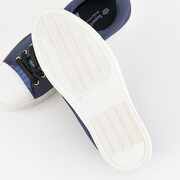 Knightsモデルのスニーカー。