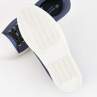 Knightsモデルのスニーカー。