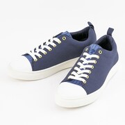 Knightsモデルのスニーカー。