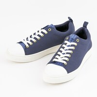 Knightsモデルのスニーカー。
