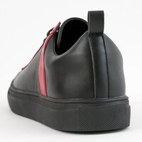 流星隊モデルのスニーカー。