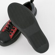 流星隊モデルのスニーカー。