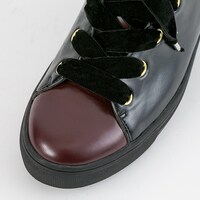 Valkyrieモデルのスニーカー。